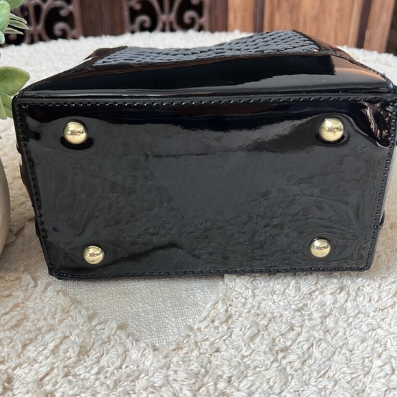 🌸NWT BCBG Rosie Bucket Bag in Black Faux Patent Leather. So Cute!! - Picture 9 of 10